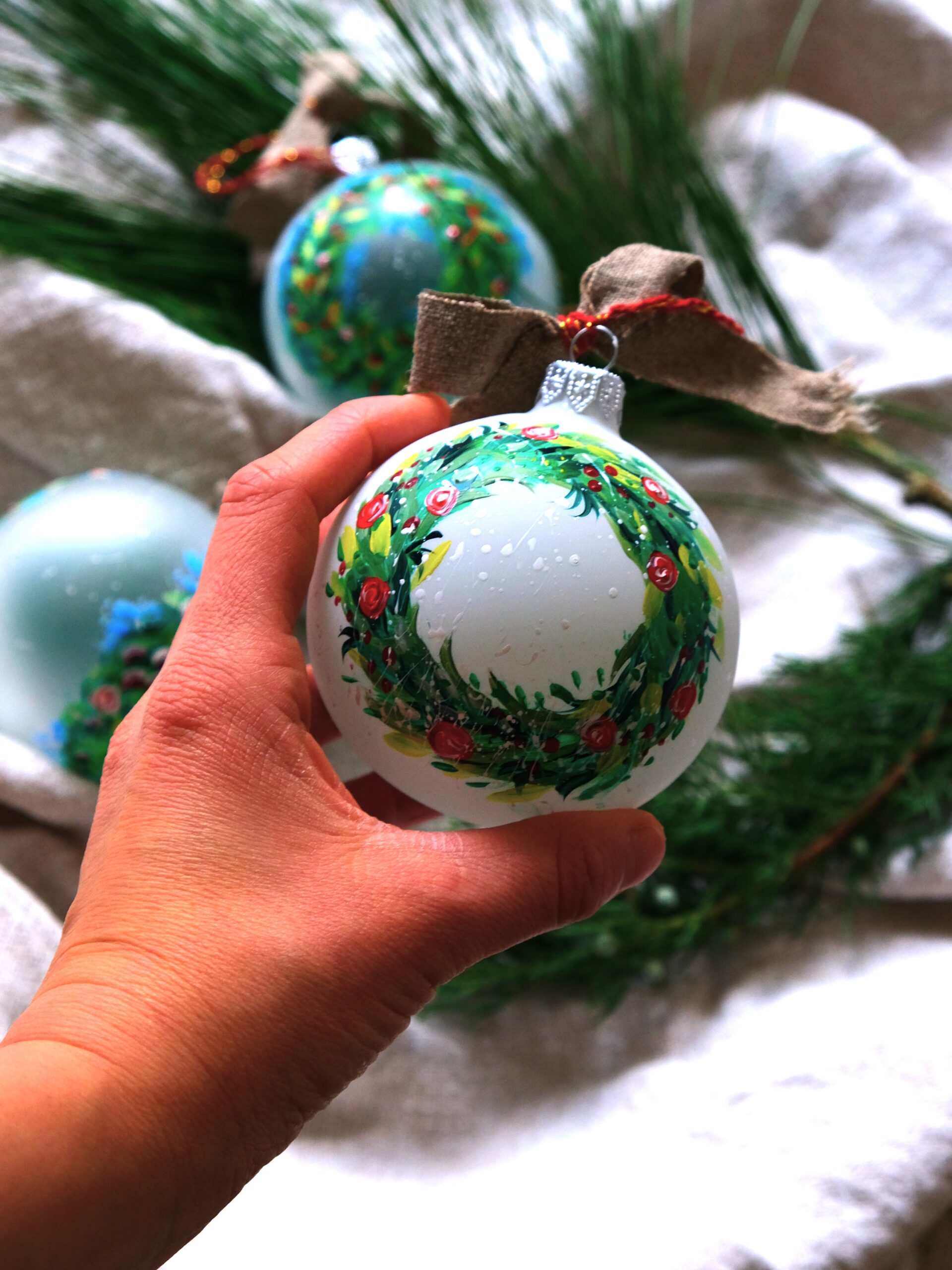 biała bombka malowana w wianek