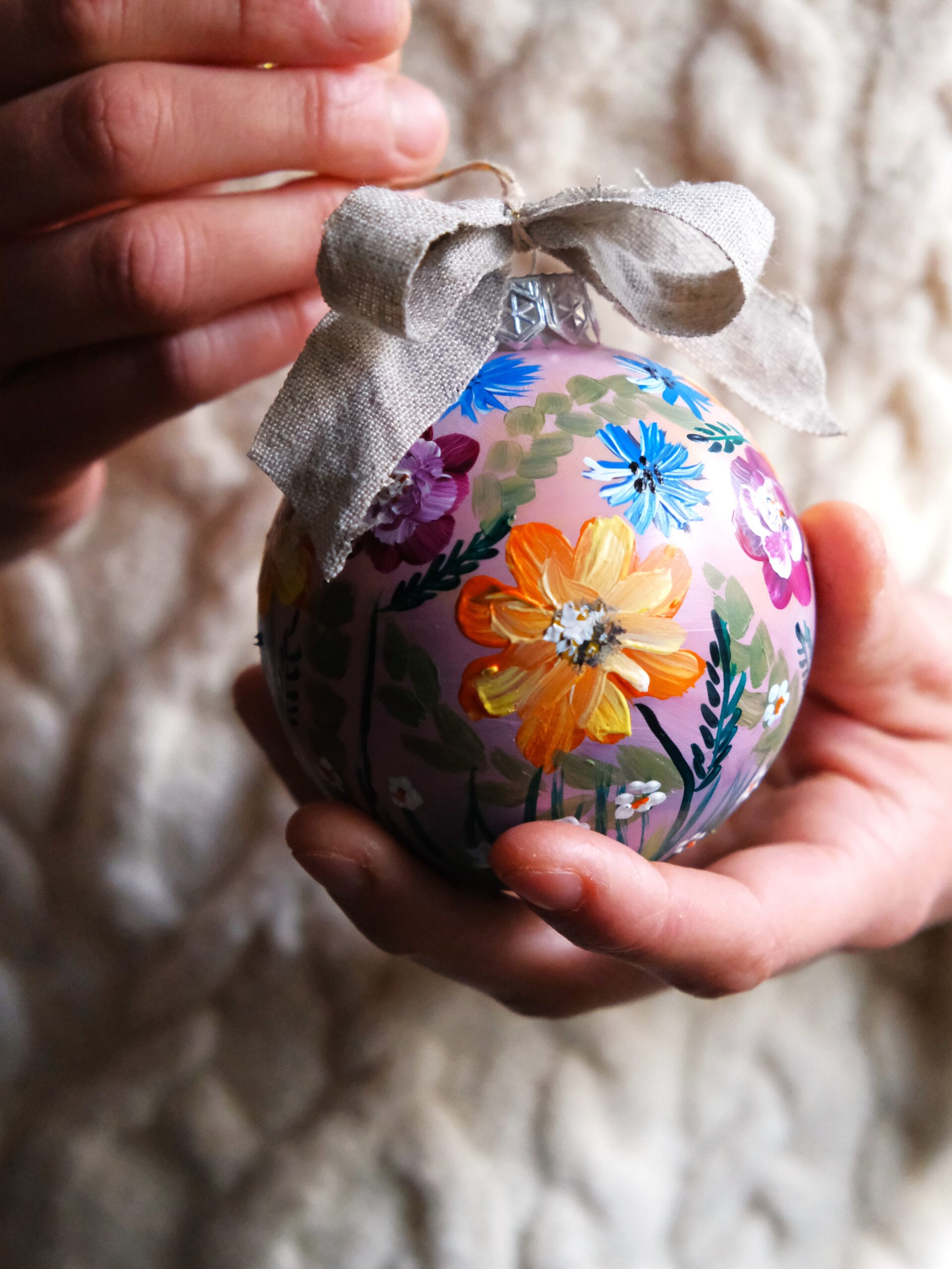 bombka ręcznie malowana w łąkę