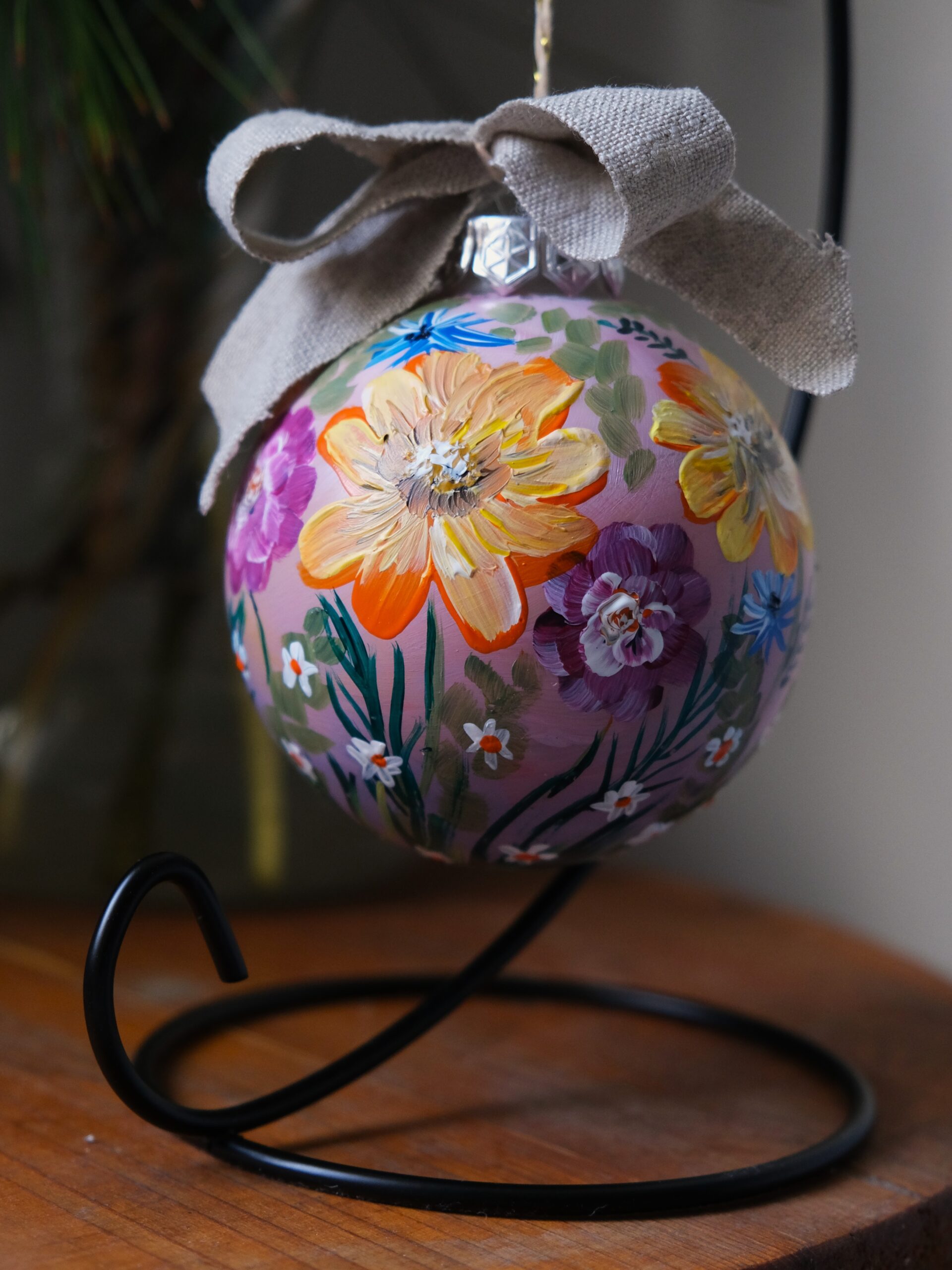 szklana bombka artystycznie malowana w kwiaty