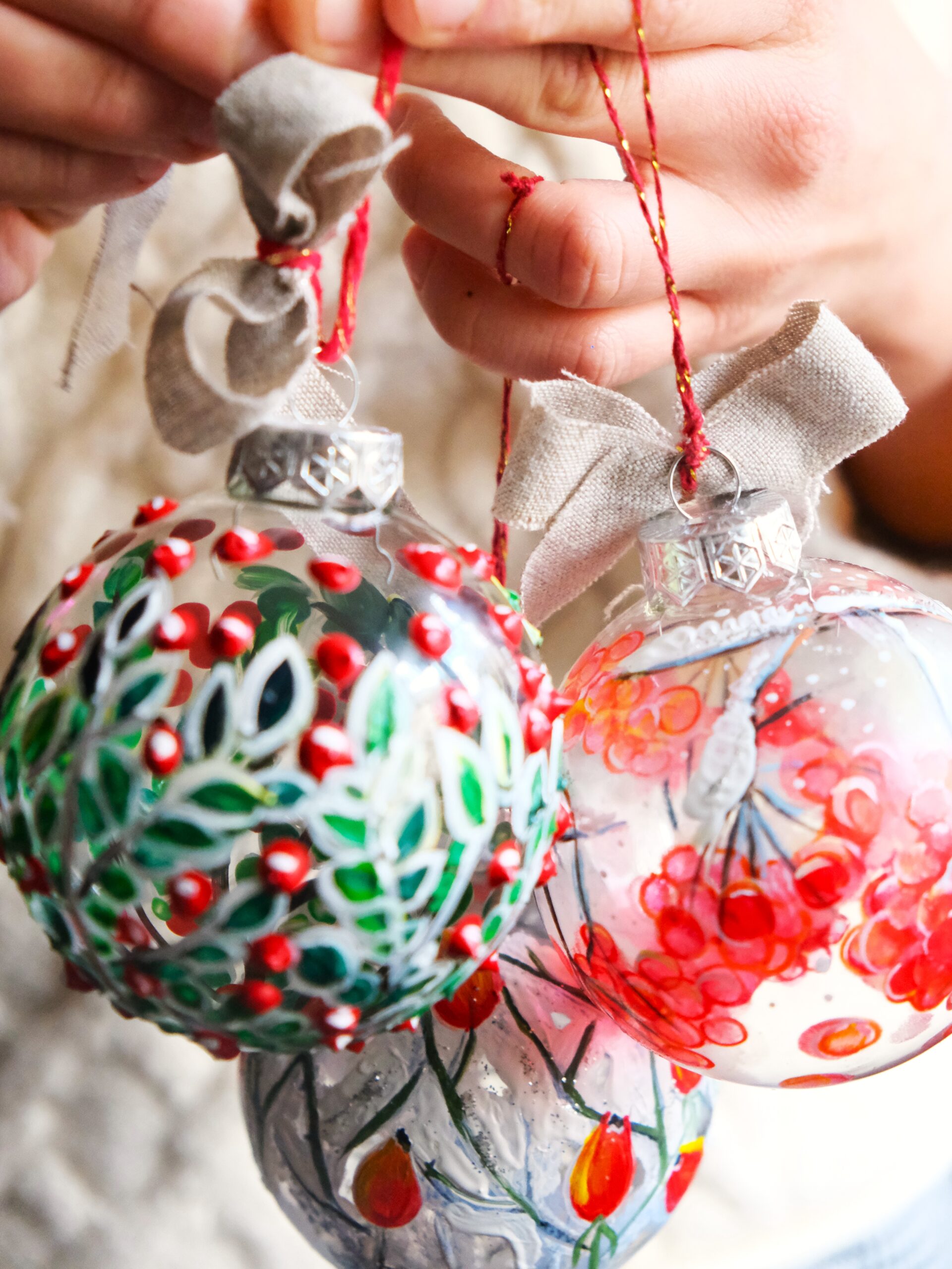 You are currently viewing Dzikie Bombki: Dlaczego ręcznie malowana bombka to najpiękniejszy prezent pod choinkę